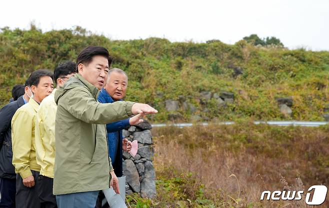 오영훈 제주지사가 10일 제주시 구좌읍 송당저수지를 방문, 농업용수 공급상황을 점검하고 있다.(제주도청 제공) 2022.11.10/뉴스1