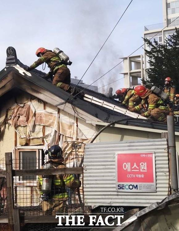 강원 속초의 한 주택에서 불이 나 소방대원들이 진화하고 있다. /강원소방본부 제공