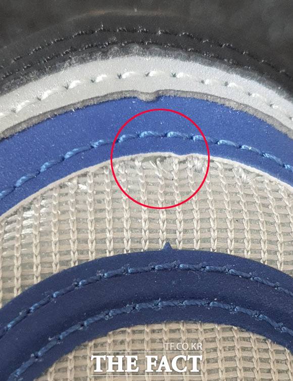 A 씨가 지난달 14일 나이키코리아 공식 온라인 스토어에서 구매한 운동화에 구멍이 나 있다. /독자 제공