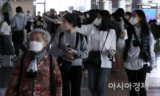 서울 강서구 김포공항 국내선청사에서 여행객들이 마스크를 착용한 채 이동하고 있다. /김현민 기자 kimhyun81@