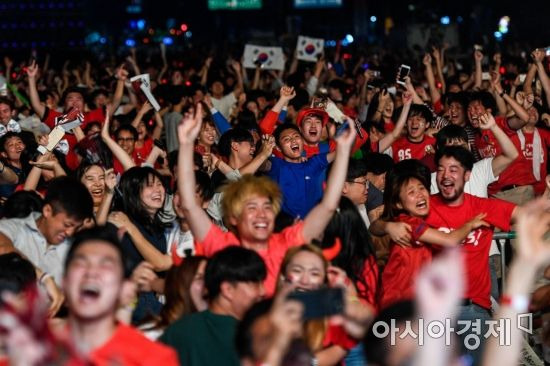 2018 러시아월드컵 대한민국과 독일 경기에서 대한민국이 2대0으로 승리를 거둔 28일 서울 광화문광장에서 거리응원단이 환호하고 있다./강진형 기자aymsdream@