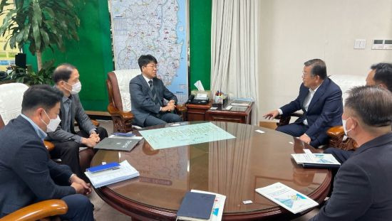 박일호 경남 밀양시장이 10일 부산지방국토관리청을 방문해 지역 현안사업에 대한 적극적인 지원을 건의했다.