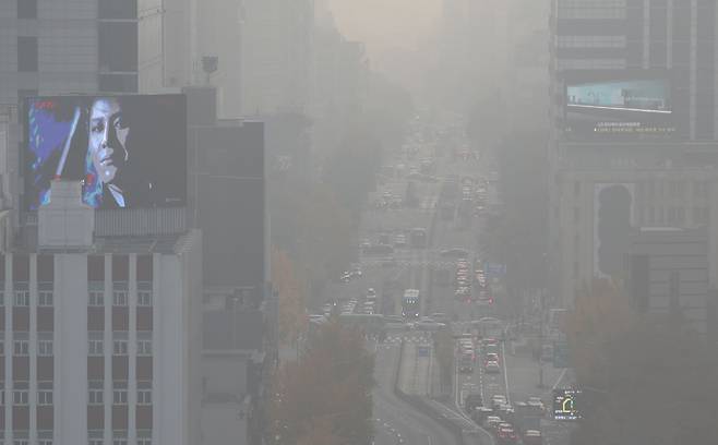 수도권에 올가을 첫 초미세먼지주의보가 내려진 10일 오전 서울 종로구 일대 도심이 미세먼지에 덮여 뿌옇게 보이고 있다. /뉴스1