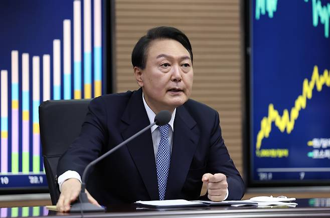 윤석열 대통령이 24일 오전 서울 서초구 aT센터 농산물수급종합상황실에서 제2차 거시금융상황 점검회의를 주재하고 있다. /뉴스1