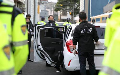 국가정보원이 9일 오후 제주시에 있는 전 진보당 제주도당 위원장 A씨의 자택 앞에서 A씨의 차량을 압수수색하고 있다. 뉴스1