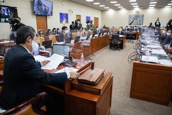 정청래 국회 과학기술정보방송통신위원장이 지난달 17일 서울 여의도 국회에서 열린 과학기술정보방송통신위원회 전체회의에서 2022년도 국정감사 증인 및 참고인 출석 변경의 건을 의결하고 있다./뉴스1 ⓒ News1 유승관 기자 /사진=뉴스1