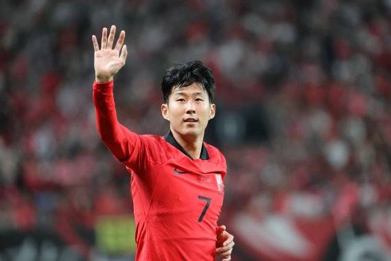 손흥민이 27일 오후 서울 마포구 상암동 서울월드컵경기장에서 열린 축구 국가대표 평가전 대한민국과 카메룬의 경기에서 1대 0 승리로 경기를 마친뒤 그라운드를 돌며 팬들에게 인사하고 있다. 2022.9.27/뉴스1 ⓒ News1 이광호 기자 /사진=뉴스1