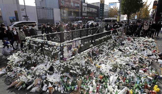 지난 1일 서울 이태원역 1번 출구 앞 추모공간을 찾은 시민들이 ‘이태원 참사’ 희생자들을 애도하며 헌화하고 있다. 김명진 기자 littleprince@hani.co.kr