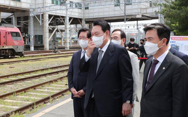 윤석열 대통령이 당선인인 시절인 지난 4월 28일 천안역에서 GTX-C노선 연장 사안을 보고 받던 모습. 천안 연합뉴스