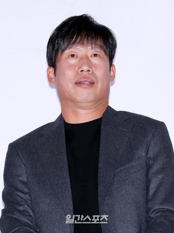 배우 유해진이 10일 오후 서울 용산구 CGV아이파크몰에서 진행된 영화 '올빼미' 언론시사회 및 기자간담회에 참석하고 있다. '올빼미'는 밤에만 앞이 보이는 맹인 침술사가 세자의 죽음을 목격한 후 진실을 밝히기 위해 벌이는 하룻밤의 사투를 그린 스릴러다. 오는 23일 개봉한다. 서병수 기자 qudtn@edaily.co.kr /2022.11.10.