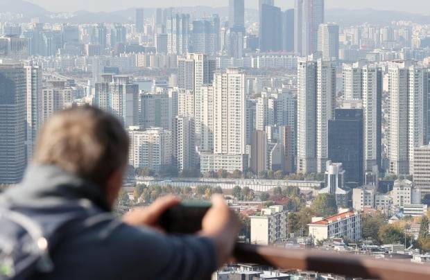 서울 남산에서 바라본 아파트 단지의 모습. 사진=연합뉴스