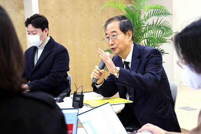 한덕수 국무총리가 10일 정부서울청사에서 연 정례 기자간담회에서 발언하고 있다. 연합뉴스