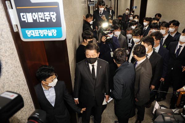 9일 오후 검찰 관계자가 국회 본청에 있는 더불어민주당 정진상 당대표 정무조정실장 사무실 앞에 도착해 압수수색을 앞두고 있다. 연합뉴스