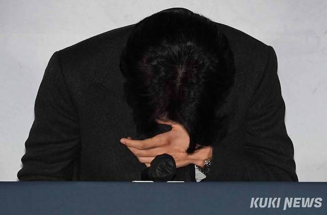 배우 류준열이 10일 오후 서울 용산구 CGV용산아이파크몰에서 열린 영화 '올빼미' 언론시사회에서 유해진이 자신의 칭찬 이야기를 하자 눈물을 흘리고 있다.