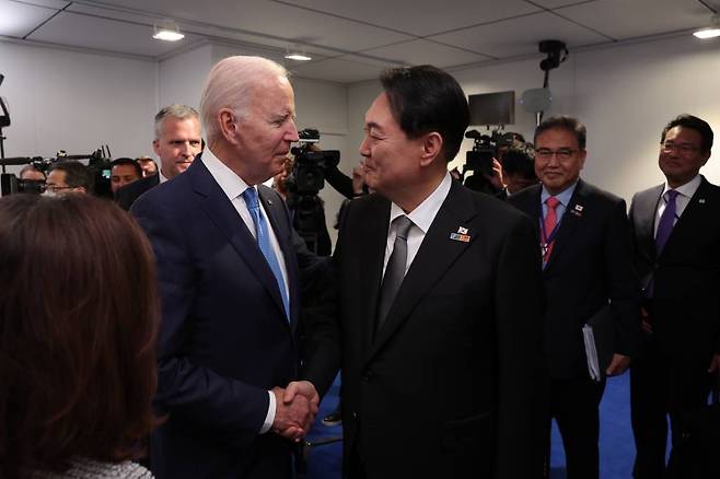 대통령실이 지난 7월3일 윤석열 대통령과 부인 김건희 여사의 나토(NATO·북대서양조약기구) 정상회의 순방 사진을 추가 공개했다. 사진은 윤석열 대통령이 지난 6월29일(현지시간) 스페인 마드리드 이페마(IFEMA)에서 조 바이든 미국 대통령과 한미일 정상회담에 앞서 악수하는 모습. (사진=대통령실 제공) /사진=뉴시스