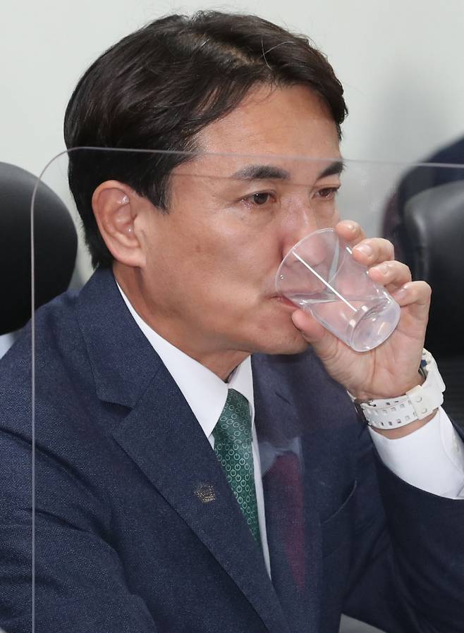 물 마시는 김진태 강원도지사./사진=장동규 기자