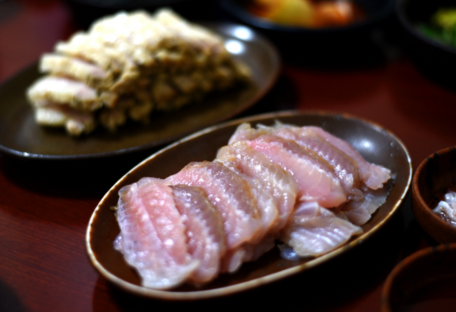 가지런히 썰어낸 외국산 홍어. 뜻밖에 일본과 아이슬란드에서도 홍어를 먹는다.