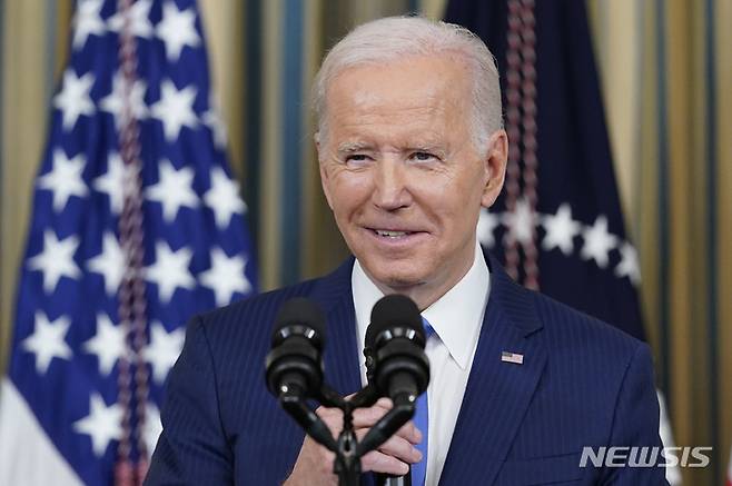 [워싱턴=AP/뉴시스] 조 바이든 미국 대통령이 9일(현지시간) 백악관 스테이트 다이닝룸에서 기자간담회를 하고 있다. 바이든 대통령은 중간선거에 대해 "아직 모든 결과를 알지는 못하지만 '거대한 붉은 물결(공화당 압승)'은 없었다"라고 평가했다. 이어 재선 도전과 관련해 "서두르지 않는다"라고 밝혔다. 2022.11.10.