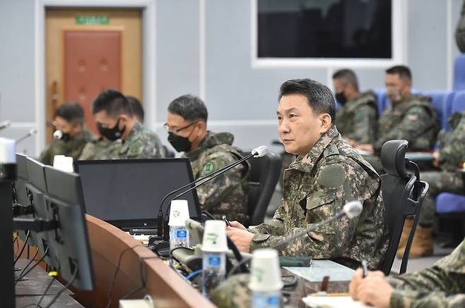 [서울=뉴시스] 합동참모본부는 김승겸 합참의장이 26일 '2022년 호국훈련'에 매진하고 있는 해군 세종대왕함과 육군 2군단사령부를 방문해 우리 군의 군사대비태세와 합동작전 수행능력을 점검했다고 밝혔다. (사진=합참) 2022.10.26. photo@newsis.com *재판매 및 DB 금지