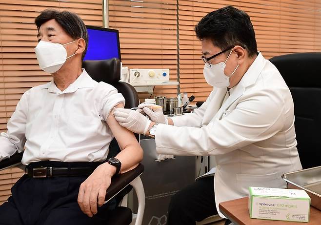 [서울=뉴시스] 동절기 코로나19 추가 접종 첫날인 지난달 11일 서울 강남구 개포동의 소아청소년과 의원에서 60세 이상 백신 접종 대상자가 모더나사의 코로나19 2가 백신인 스파이크박스 2주를 접종하고 있다. 모더나는 이날 국내 최초로 승인된 코로나19 오미크론 함유 2가 백신 스파이크박스2주를 국내에서 첫 접종을 시작했다고 밝혔다. (사진=모더나 제공) 2022.10.11. photo@newsis.com *재판매 및 DB 금지