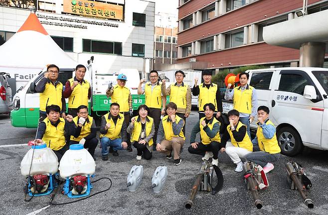 [서울=뉴시스]강남구 학교지킴이 감염병방역단.(사진=강남구 제공) *재판매 및 DB 금지