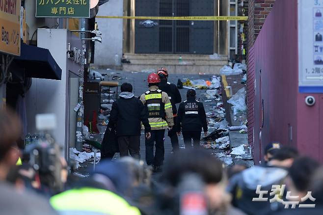 29일 오후 서울 용산구 이태원동 일대에 핼러윈을 맞이해 인파가 몰리면서 대규모 인명사고가 발생했다. 30일 경찰이 현장을 통제하고 있다. 소방당국은 오전 4시 브리핑을 통해 사망자는 146명, 부상자는 150명이라고 밝혔다. 박종민 기자