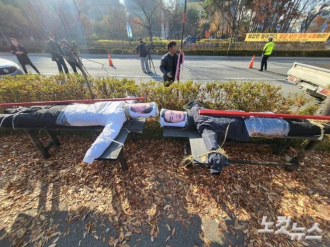 윤석열 대통령과 김관영 전북도지사의 각목인형. 전국농민회총연맹 전북도연맹 곤장 투쟁 퍼포먼스 모습. 김대한 기자