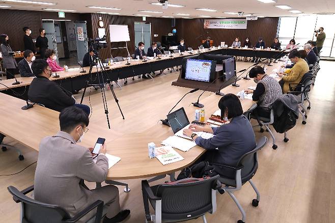 CBS 부산·울산·경남 본부가 마련한 '2022 대한민국 인구포럼'에서 전문가들은 지역 인구절벽이 심각한 수준이라고 진단하고, 정부 차원에 체계적이고 장기적인 정책 추진이 절실하다고 입을 모았다. 이지우 부산 CBS VJ