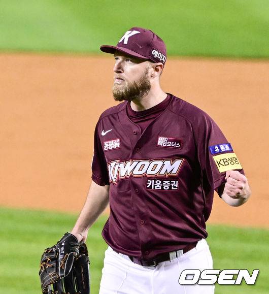 [OSEN=잠실,박준형 기자] 키움 선발투수 요키시가 주먹을 쥐며 환호하고 있다.   2022.10.25  / soul1014@osen.co.kr