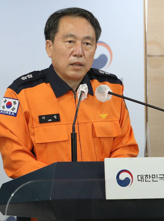 이일 소방청 119 대응국장이 9일 오전 서울 종로구 정부서울청사에서 열린 이태원 사고 중대본 브리핑에서 기자들 질문에 답하고 있다. 뉴시스