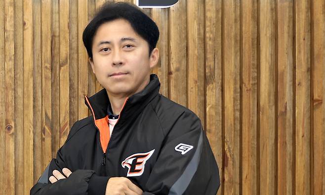 한화 손혁 신임 단장이 지난달 13일 대전 한화생명이글스파크 사무실 앞에서 기념 촬영을 하고 있다.&nbsp;한화이글스 제공