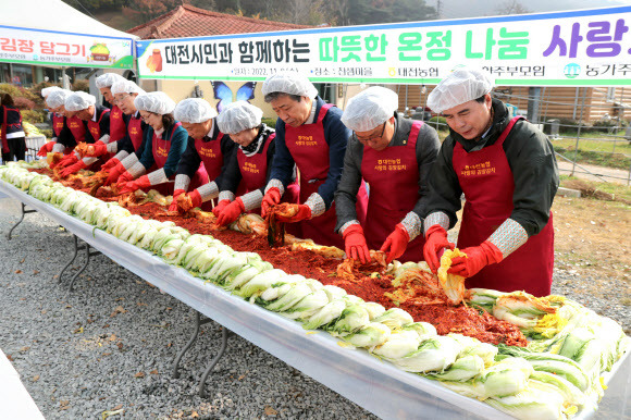 사랑의 김장김치로 희망나눔  - 농협대전지역본부가 9일 동구 직동 찬샘마을에서 김장김치를 담가 전달하는 사랑의 김장김치 희망나눔 행사를 개최하고 있다. 이날 담근 김장김치 1500포기는 소외계층 가정을 비롯해 무료급식소, 미혼모 쉼터 등에 전달될 예정이다.대전 연합뉴스