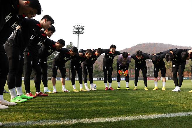 10일 파주 국가대표트레이닝센터에서 훈련 시작 전 몸을 풀고 있는 한국 축구 국가대표팀. KFA 제공