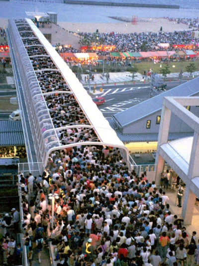 2001년 7월 효고현 아카시시 불꽃놀이 축제 당시 혼잡한 육교 모습. ⓒSNS 갈무리