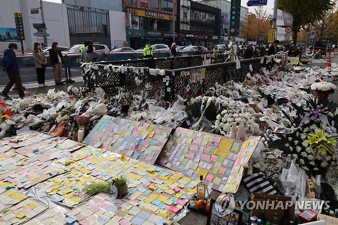 계속되는 이태원 참사 희생자 추모 (서울=연합뉴스) 김주성 기자 = 9일 서울 용산구 이태원역 1번 출구에 마련된 이태원 참사 희생자 추모공간이 시민들이 놓은 꽃과 추모글로 가득하다. 2022.11.9 utzza@yna.co.krza@yna.co.kr