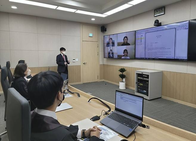 서울중앙지방법원에 마련된 영상재판 전용 법정 3인실 내부 [촬영 이영섭]