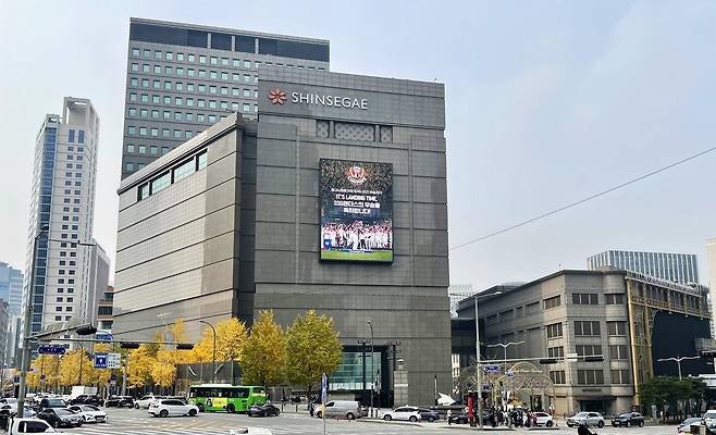 SSG랜더스 우승 축하 광고가 실린 신세계백화점 외벽 [신세계그룹 제공. 재판매 및 DB 금지]