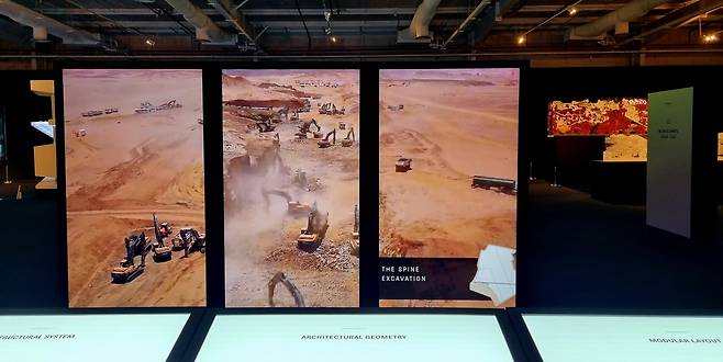 네옴시티 '더라인' 전시장에 공개된 공사현장 (리야드=연합뉴스) 박초롱 기자 = 사우디아라비야 수도 리야드의 '더라인' 전시장에 공개된 터파기 공사 현장의 모습. 2022.11.8 chopark@yna.co.kr