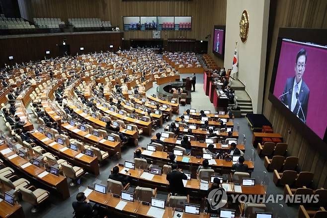 당선 인사하는 정우택 신임 국회부의장 (서울=연합뉴스) 이정훈 기자 = 국민의힘 5선인 정우택 의원이 10일 오후 국회 본회의에서 열린 '국회부의장 보궐선거'에서 당선된 뒤 인사하고 있다. 2022.11.10 uwg806@yna.co.kr