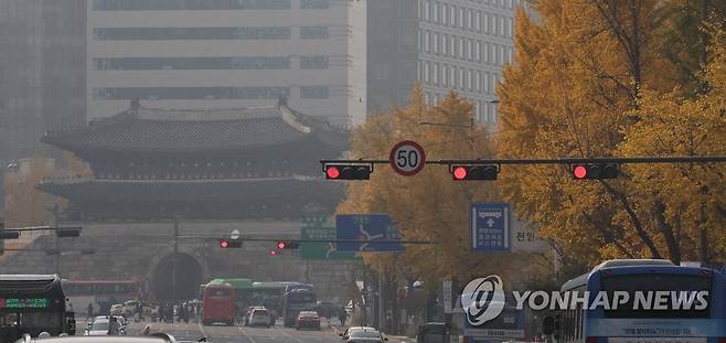 노랗게 누렇게 (서울=연합뉴스) 한상균 기자 = 미세먼지 '나쁨'을 기록한 10일 서울시내 은행나무 뒤 시야가 뿌옇다. 2022.11.10 xyz@yna.co.kr