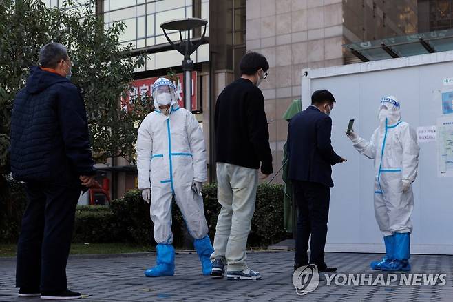 코로나19 PCR검사 받는 베이징 시민들  [베이징 로이터=연합뉴스 자료사진] 3일 중국 베이징의 한 선별진료소에서 의료진이 유전자증폭(PCR) 검사를 받으러 줄 선 시민들의 인적사항을 확인하고 있다. 중국 위생건강위원회에 따르면 전날 중국의 코로나19 신규 감염자는 3천200명(무증상자 2천669명)에 달했다. 2022.11.03 ddy04002@yna.co.kr