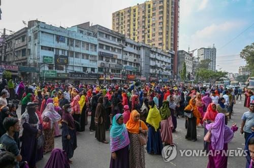 처우개선 요구하는 방글라데시 의류공장 노동자들 [AFP=연합뉴스 자료사진]