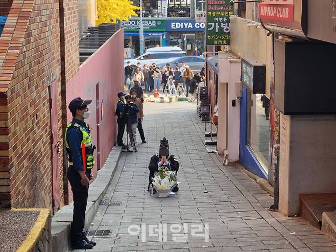 ‘이태원 참사’가 발생한 서울 용산구 이태원 해밀톤호텔 옆 골목길에 설치된 폴리스라인이 사라진 자리에서 한 시민이 추모하고 있다.(사진=조민정 기자)