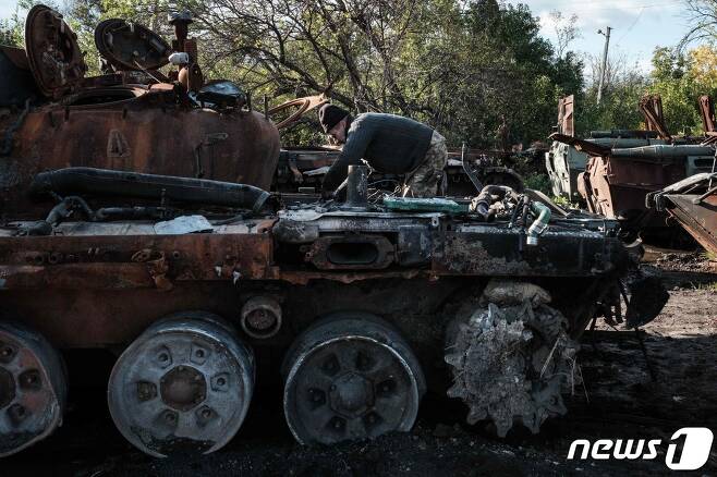 25일(현지시간) 우크라이나 이지움에서 정비공 출신 우크라이나 의용군 게나 치포신(54)이 러시아군이 버리고 간 전차를 수색하고 있다. 러시아군이 퇴각한 하르키우주(州) 이지움에선 이렇게 파괴된 러군 군용차량들을 한데 모아 놓고 있다. (사진은 기사 내용과 무관함) / 뉴스1 ⓒ News1 ⓒ AFP=뉴스1 ⓒ News1 김성식 기자