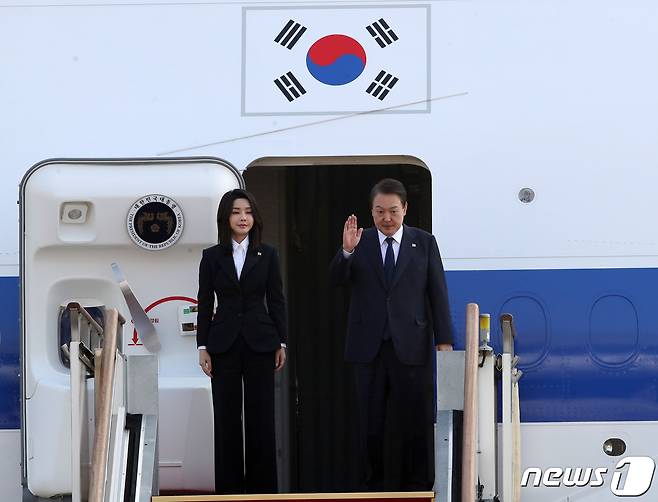 윤석열 대통령과 김건희 여사가 11일 오전 경기 성남 서울공항에서 아세안(ASEAN·동남아국가연합) 관련 정상회의 및 주요 20개국(G20) 정상회의 등 다자 회의 참석차 출국하기 위해 공군 1호기에 탑승하며 인사하고 있다. 2022.11.11/뉴스1 ⓒ News1 송원영 기자