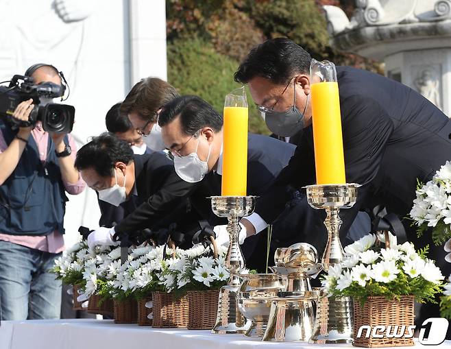 정진석 국민의힘 비상대책위원장과 박홍근 더불어민주당 원내대표가 11일 오후 서울 강남구 봉은사에서 열린 이태원 참사 추모 법회에서 헌화하고 있다. 2022.11.11/뉴스1 ⓒ News1 신웅수 기자