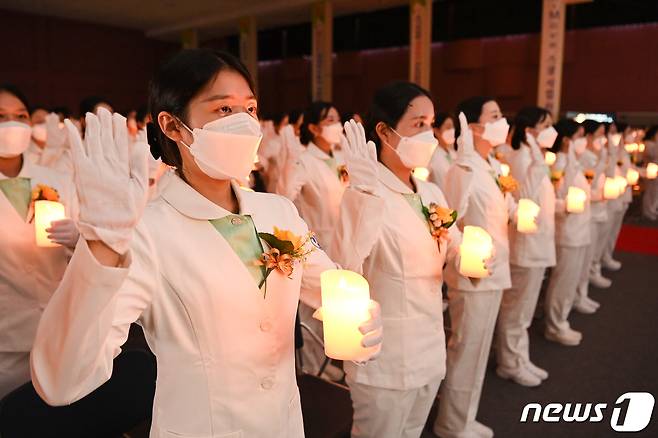 11일 경북 구미대학교에서 간호학과 2학년 학생들이 촛불을 들고 나이팅게일 선서를 하고 있다.(구미대학교 제공) 2022.11.11/뉴스1 ⓒ News1 정우용 기자