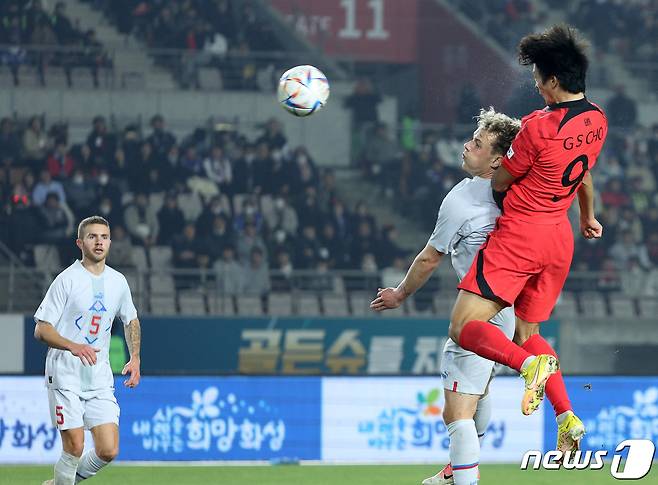 조규성이 11일 오후 경기 화성시 화성종합경기타운 주경기장에서 열린 축구 국가대표팀 친선전 대한민국과 아이슬란드의 경기 후반전에서 헤더슛을 시도하고 있다. 2022.11.11/뉴스1 ⓒ News1 이동해 기자