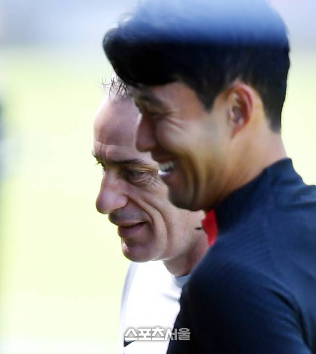 축구대표팀 손흥민이 지난 9월20일 파주NFC에서 벤투 감독과 이야기를 나누며 훈련을 시작하고 있다. 강영조기자kanjo@sportsseoul.com