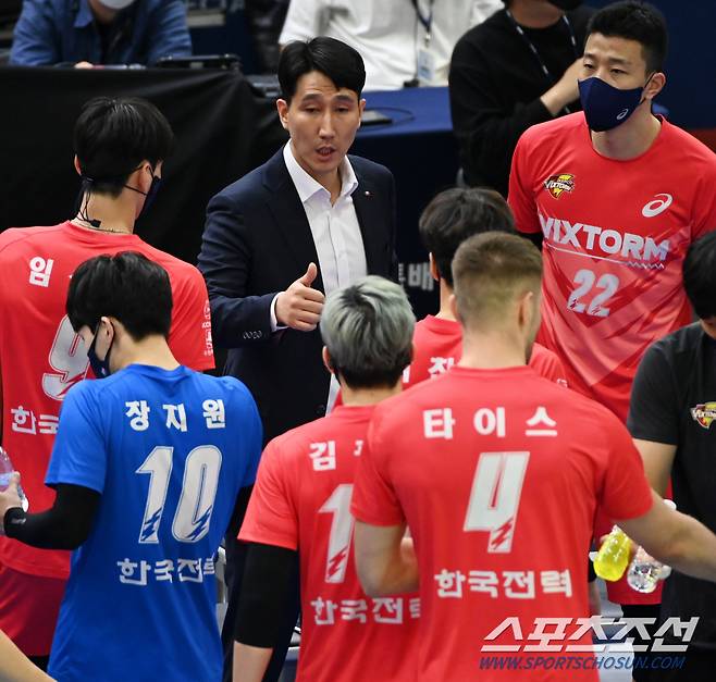 프로배구 V리그 남자부 한국전력과 삼성화재의 경기가 10일 수원실내체육관에서 열렸다. 한국전력 권영민 감독이 작전지시를 하고 있다. 수원=허상욱 기자wook@sportschosun.com/2022.11.10/